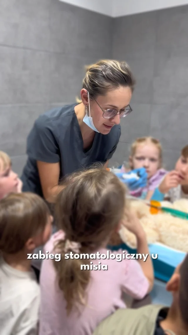 Wczoraj przekonaliśmy się, czy łatwiej ujarzmić agresywnego psa, czy gromadę przedszkolaków 😅❤️ Na szczęście wszyscy wyszli cało, a operacja pandy zakończyła się sukcesem 🐼🩺